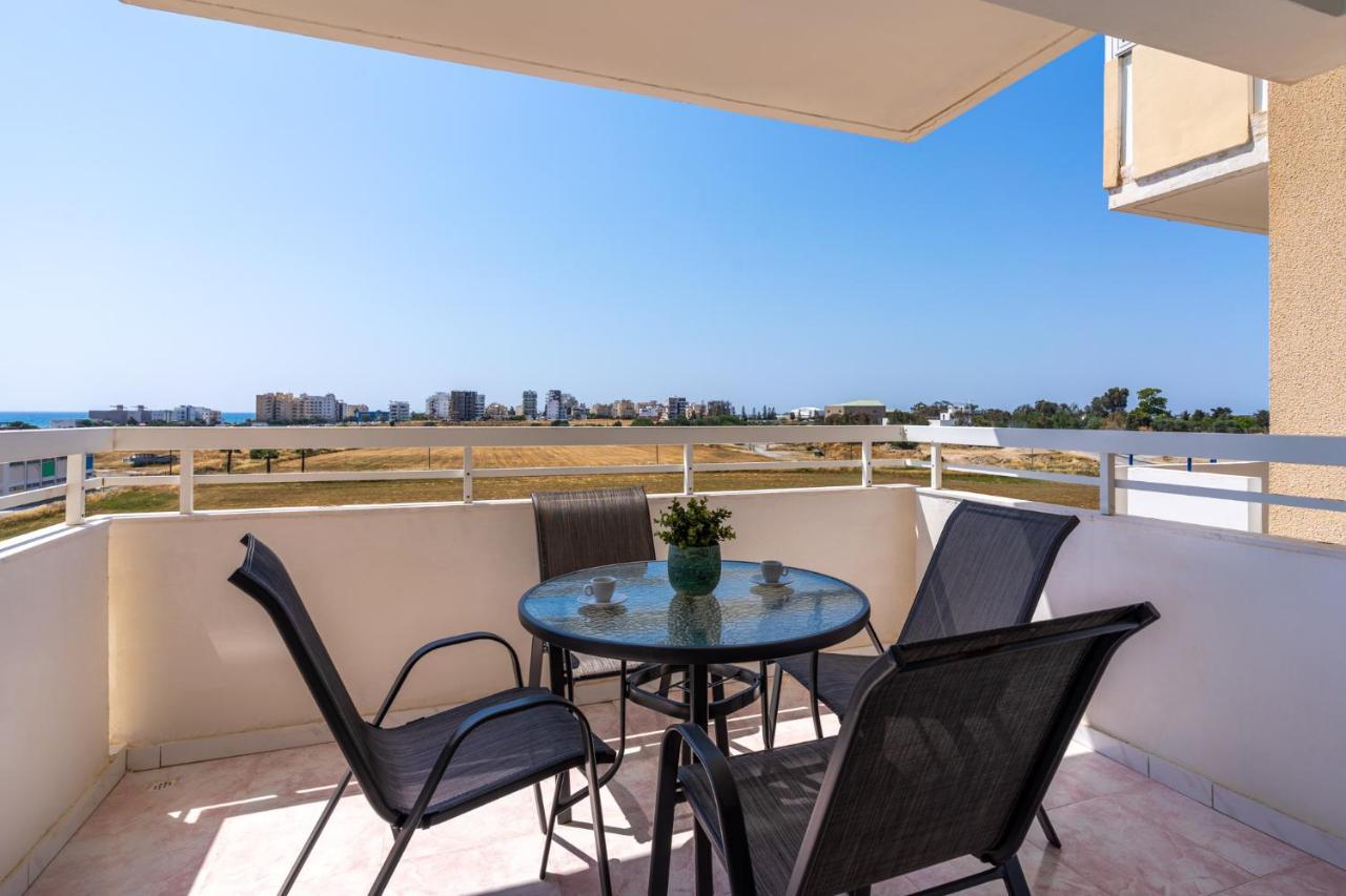 Sunny 2-Br Apartment In Mackenzie Larnaca Luaran gambar